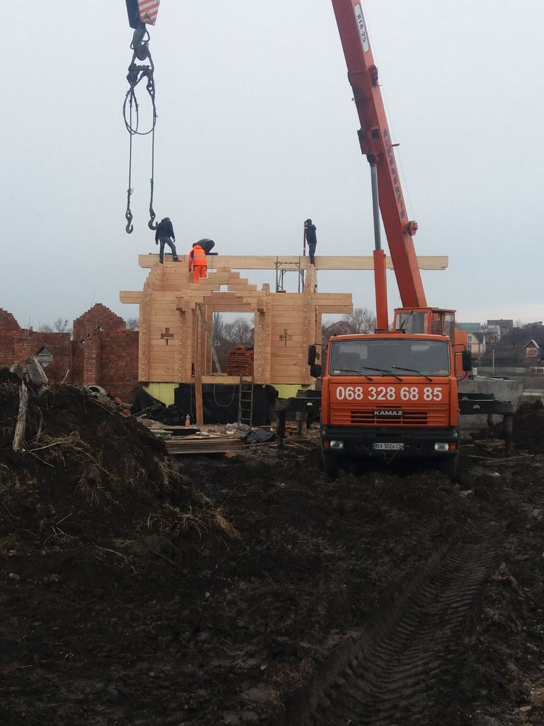 Автокран на будівництво приватного будинку