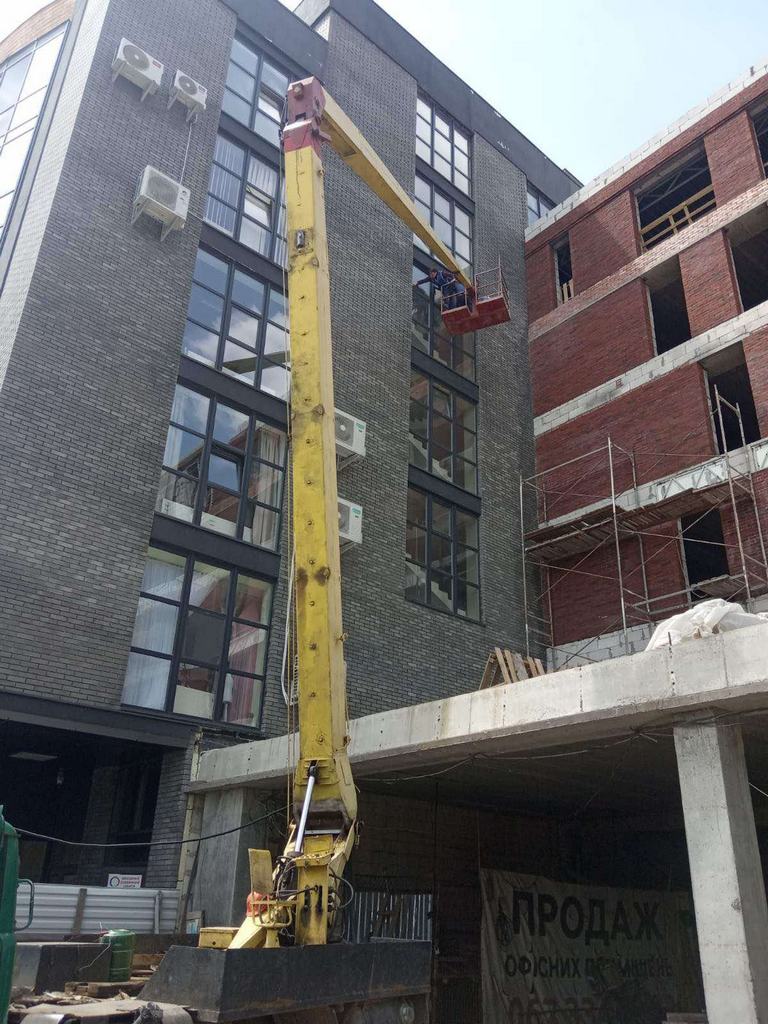 Автовышка для фасадных работ